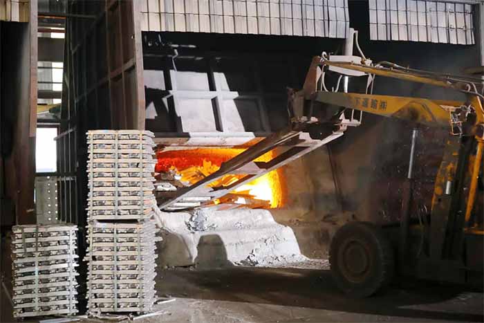 鋁型材定制開模鋁型材熔鑄車間